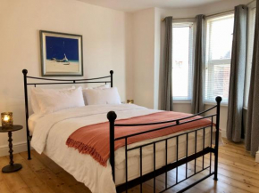 House with parking, short stroll to Quay, shops and restaurants